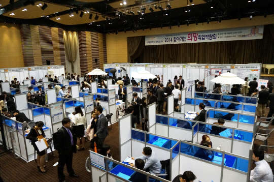 구로구가 오는 10일 서울시와 함께 '찾아가는 희망취업박람회'를 개최한다. 구로구는 &quot;우수 중소기업의 구인난을 해소하고 유능한 청·장년 구직자에게 맞춤형 일자리를 제공하기 위해 현장 중심의 맞춤형 박람회를 마련한다&quot;고 7일 밝혔다. 사진은 지난해 행사 모습.   구로구 제공